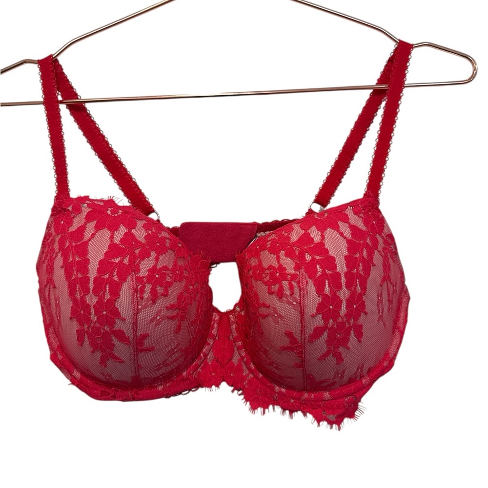 Victoria's Secret Dream Angels Vibrant Red Lace Bra.